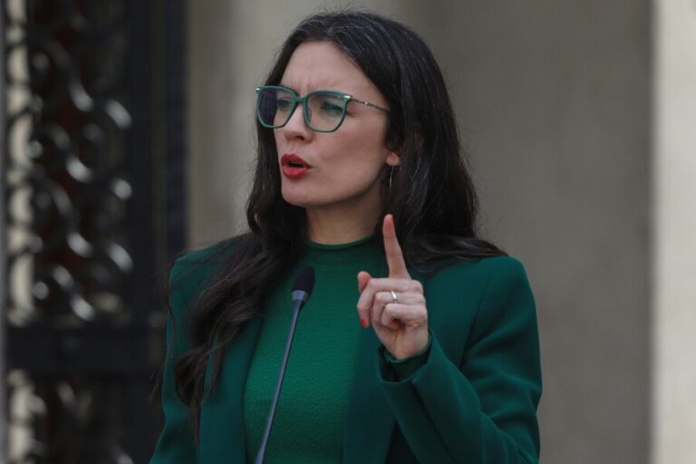 Ministra Vallejo y polémica por cursos: 