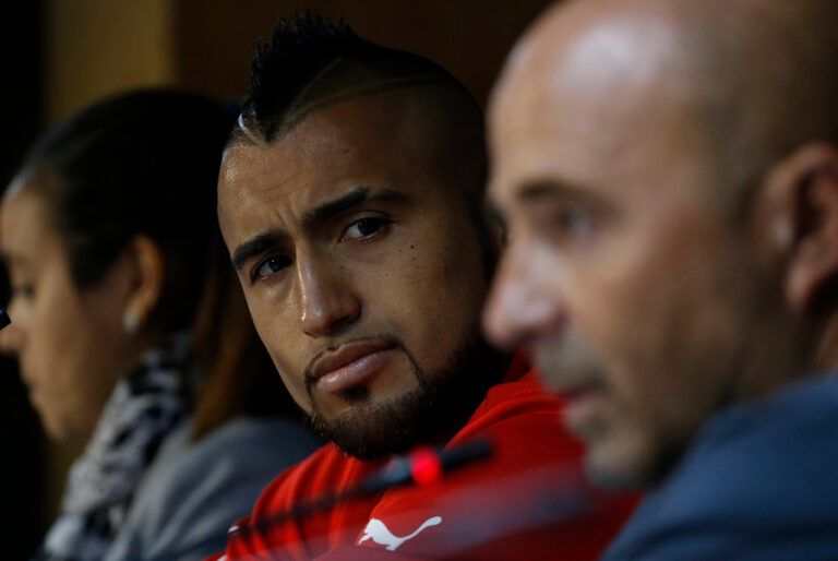 Vidal contra Sampaoli en su debut en el Athletico: 