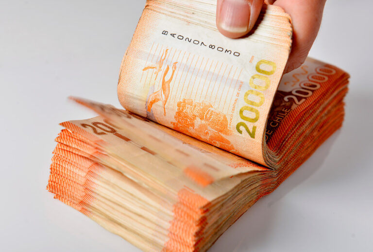 Expresidente del Banco Central propone eliminar billetes de $10 mil y $20 mil para evitar delitos