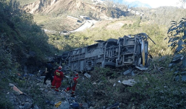 Perú: Al menos 10 muertos tras caída de un bus por barranco en Piura