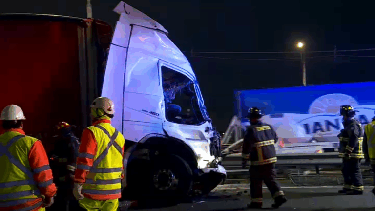 Autopista Central: Camionero muere tras impactar con vehículo de limpieza
