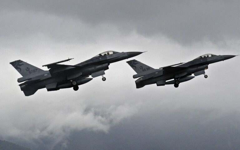 “Luz verde”: Estados Unidos autoriza que países europeos entrenen a ucranianos en aviones F-16