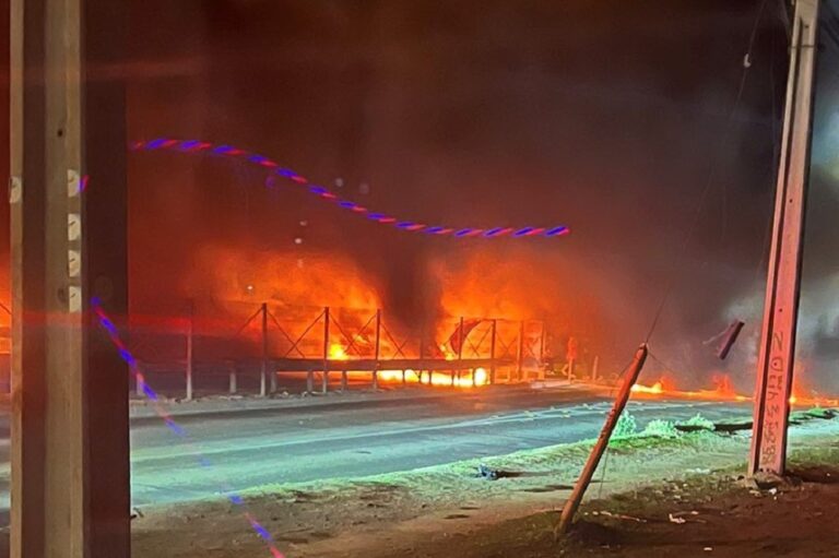 Vecinos cortaron Vespucio Norte exigiendo soluciones habitacionales: Denuncian cancelación de aportes por Caso Convenios