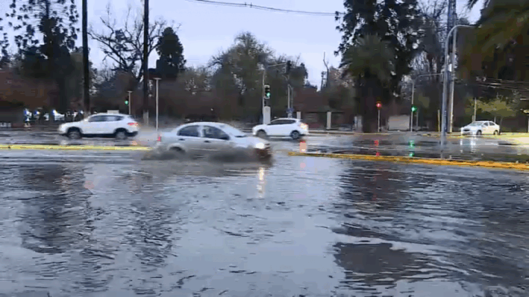 Santiago amaneció con calles anegadas debido a las lluvias