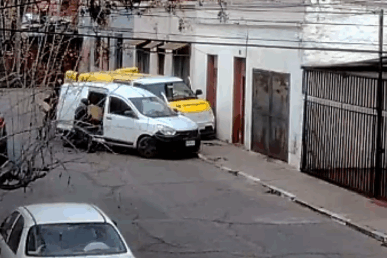 Detienen a sujeto que robó un furgón y lo usó para asaltar un camión de encomiendas en Recoleta
