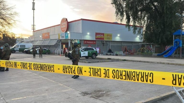Carabinero es baleado en tiroteo tras asalto en supermercado en Conchalí