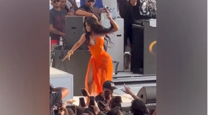 Mujer presenta denuncia tras concierto de Cardi B: Acusa que recibió golpe “de objeto lanzado desde el escenario”