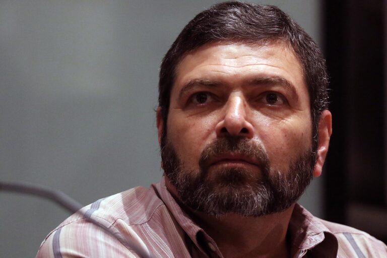 Detienen por violencia intrafamiliar al ideólogo del Frente Amplio, Carlos Ruiz