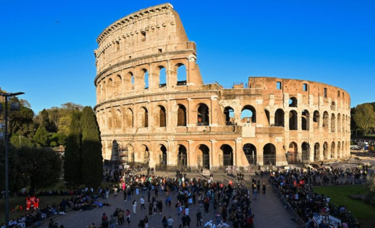 Turista que talló su nombre en el Coliseo Romano aseguró que no sabía de la 