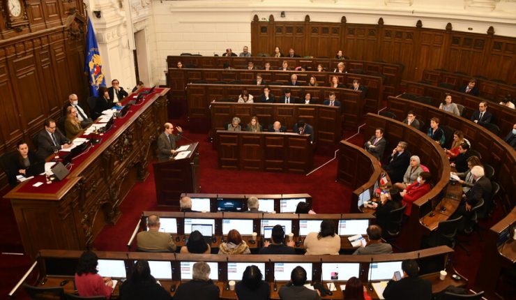 Cadem: Aprobación de Boric cae cuatro puntos y el sistema político obtiene una nota promedio de 2,7