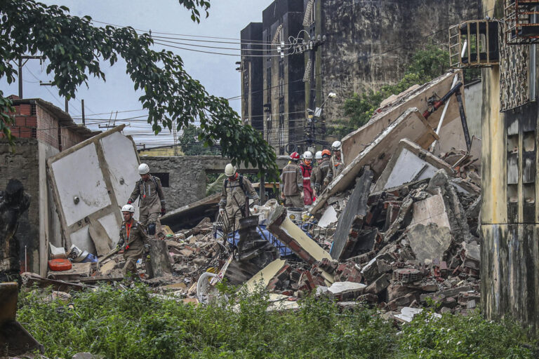 Brasil: 11 muertos y 3 desaparecidos tras derrumbe de edificio en Pernambuco
