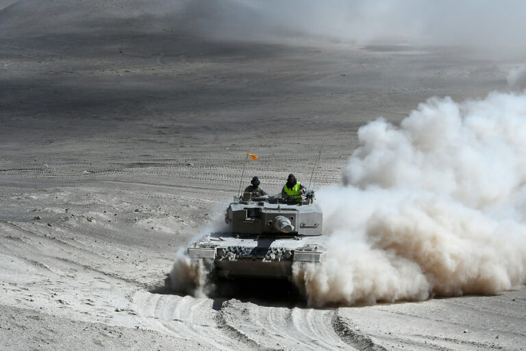 Frontera Chile-Perú: 6 funcionarios resultan heridos tras explosión de mina antitanque