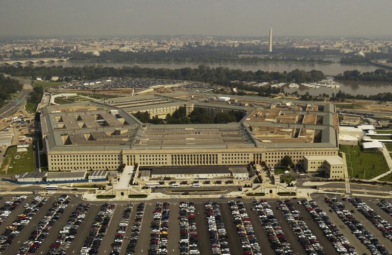 Estados Unidos: Error de tipeo desvío millones de correos del Pentágono a Mali, país aliado de Rusia