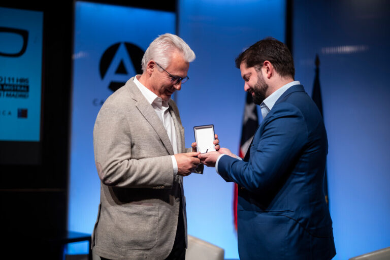 Pdte. Boric defiende reconocimiento a Garzón: “Fue por su trabajo contra la impunidad, no por otras gestiones que realizó”