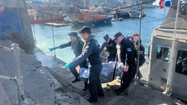 Valparaíso: Encuentran cuerpo sin vida flotando en roquerío de caleta Portales