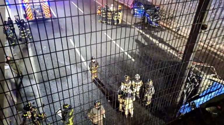 Accidente entre tres vehículos en La Pintana deja dos fallecidos: Uno de los autos se incendió
