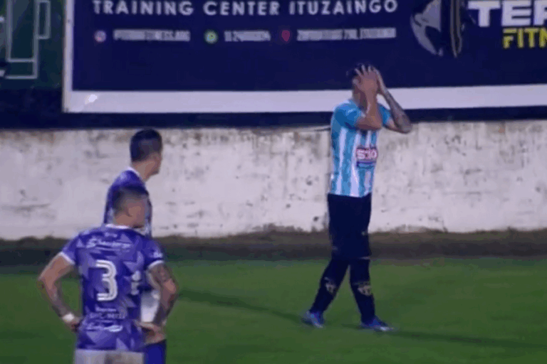 Roja directa: Jugador argentino fue expulsado por orinar en pleno partido