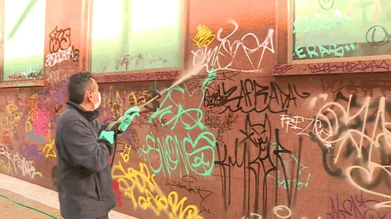 Claudio Orrego denuncia rayados contra edificio de la Gobernación Regional: 