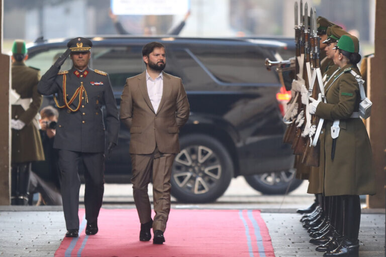 Pdte. Boric regresa a La Moneda tras gira por Europa en medio de polémica por robo a Desarrollo Social y Caso Convenios