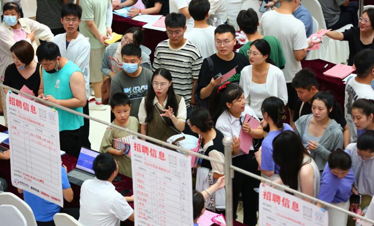 China: Jóvenes son “contratados” para ser “hijos de tiempo completo” ante alta tasa de desempleo