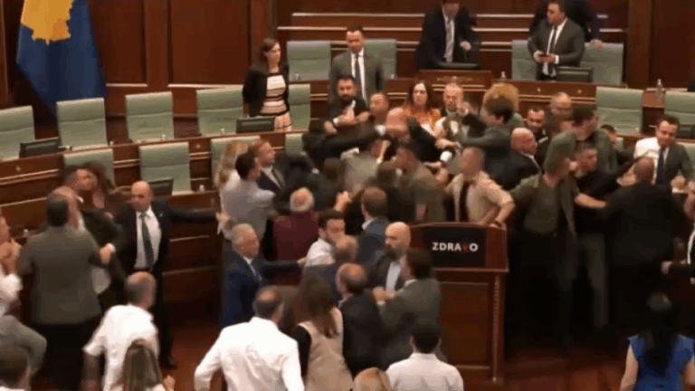 Golpes, patadas e incluso un botellazo: La intensa pelea en el Parlamento de Kosovo