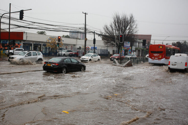 Sistema frontal: Más de 9 mil clientes están sin electricidad entre las regiones de Valparaíso y Los Ríos