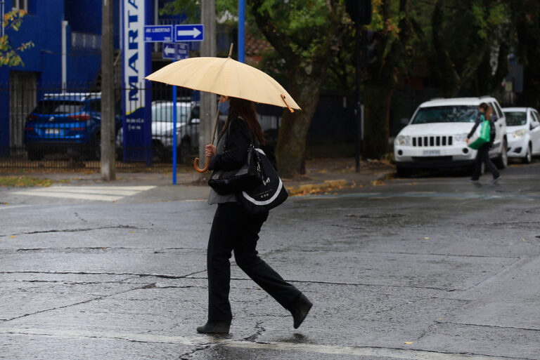 Emiten alerta meteorológica por eventuales precipitaciones fuertes desde el viernes para 2 regiones
