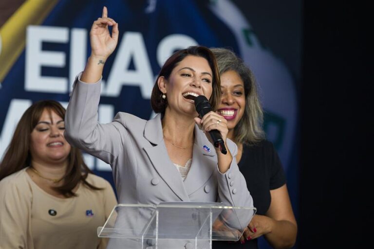 Michelle Bolsonaro insinúa que quiere llegar a la presidencia de Brasil tras la inhabilitación de su esposo