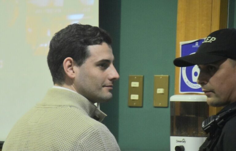 Tribunal declara culpable a Martín Pradenas de cinco delitos de abuso sexual y dos de violación