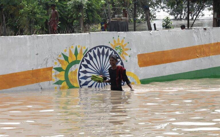 Sectores de Nueva Delhi amanecen completamente anegados en crecida histórica del río Yamuna: Continúan las evacuaciones
