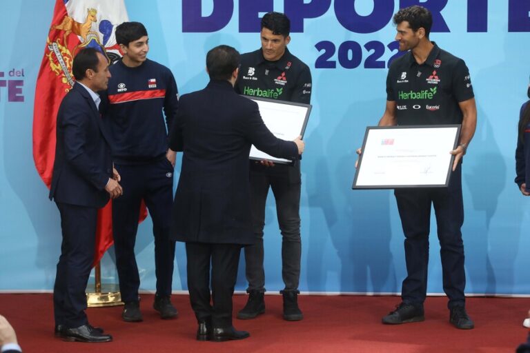 Presidente Boric entrega Premio Nacional del Deporte a los primos Grimalt