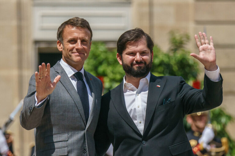 Pdte. Boric se reunió con Emmanuel Macron en Francia: Le agradeció la recepción de exiliados chilenos en dictadura