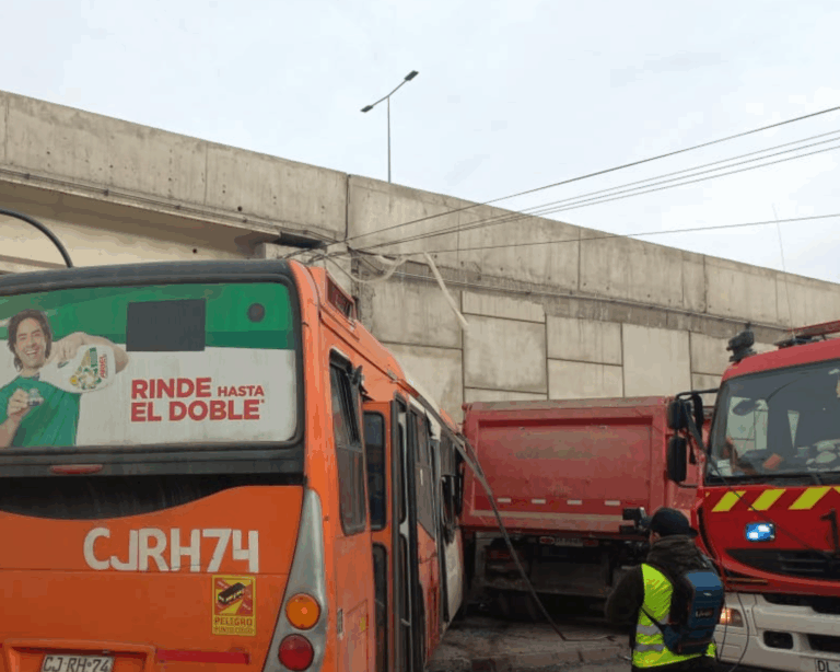 Fuerte choque entre micro y camión deja al menos 10 heridos en Quilicura