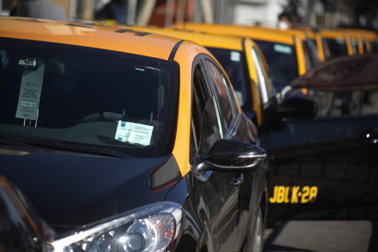 Taxis tendrán que reducir su tarifa base en la Región Metropolitana antes del 8 de agosto