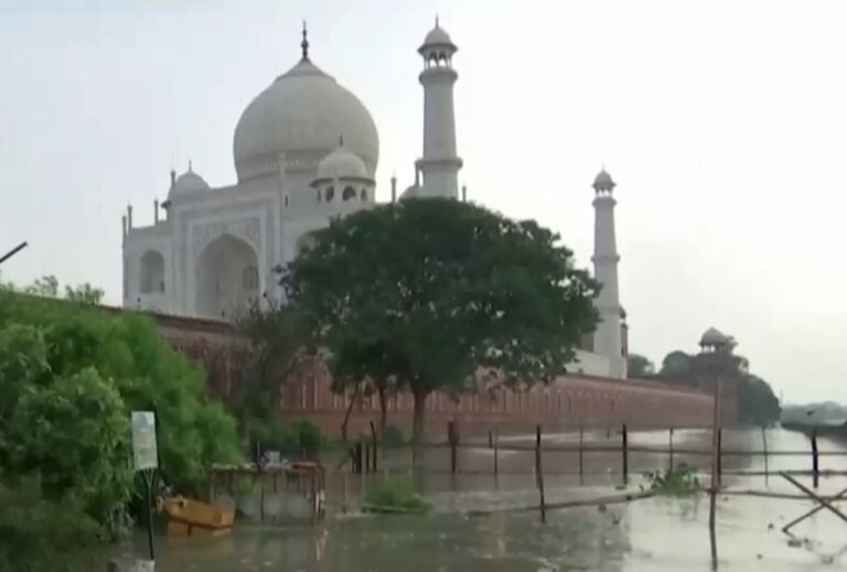 Inundaciones alcanzan los muros exteriores del Taj Mahal tras alarmante crecida del río Yamuna