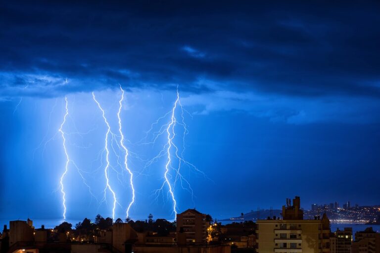 Emiten aviso meteorológico por probables tormentas eléctricas desde esta noche para 4 regiones