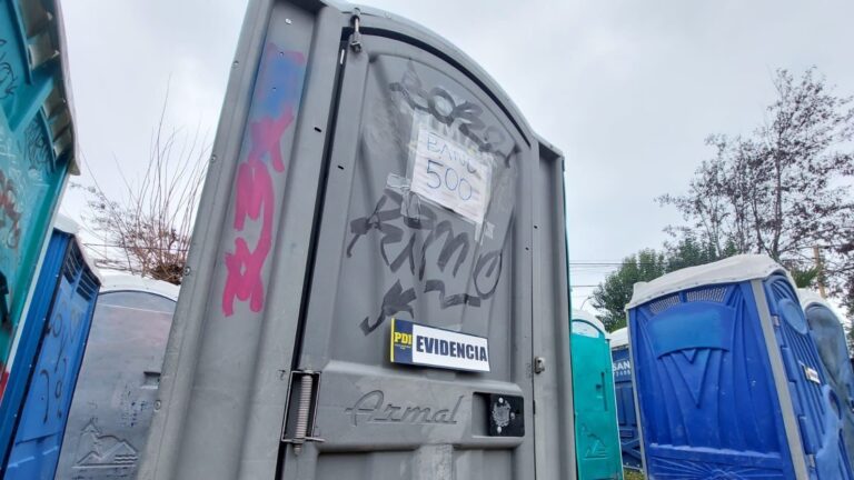 PDI detuvo a seis personas que arrendaban baños químicos robados en Parque Los Reyes: Cobraban entre $500 y $700