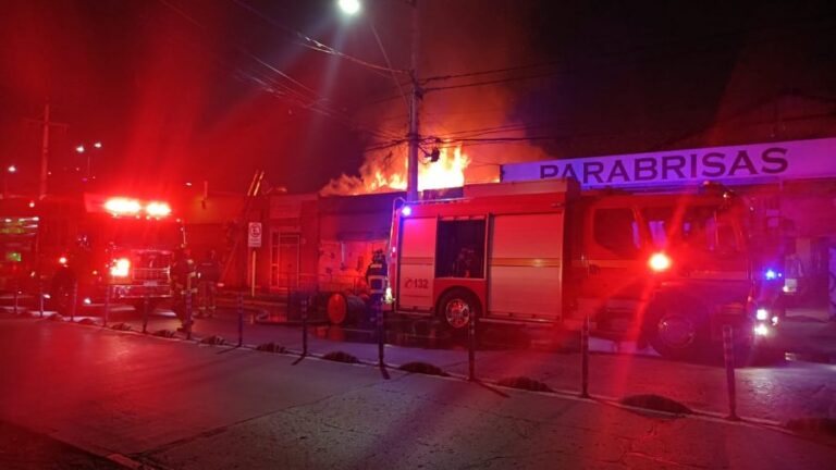 Incendio afecta a tres locales comerciales y un domicilio en La Cisterna