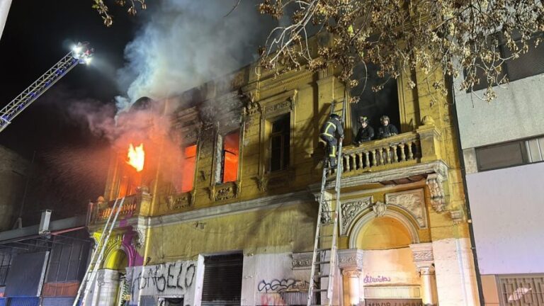 Cortan calle en el centro de Santiago por incendio que afecta a edificio antiguo