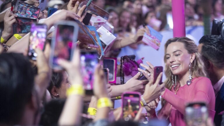 Margot Robbie mantiene el personaje con sus looks de prensa de la película Barbie