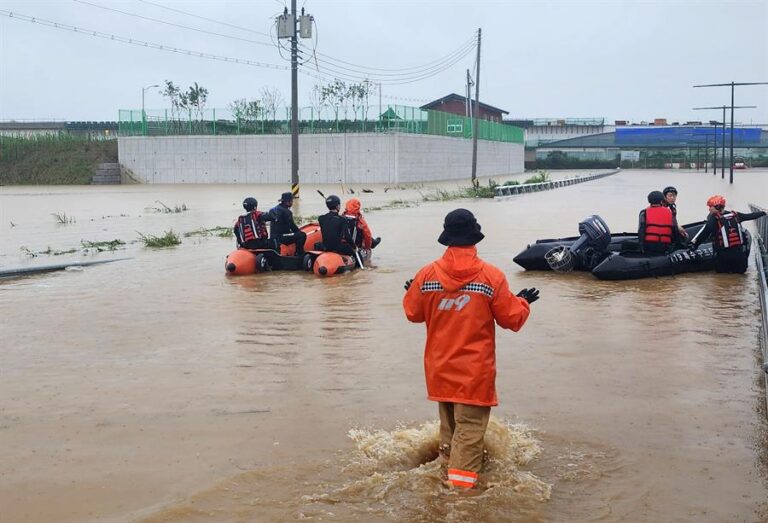 40 muertos dejan intensas lluvias en Corea del Sur: 13 fallecieron luego de que túnel se inundara