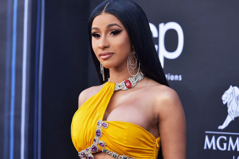 Cardi B lanza micrófono a un fan que le tiró cerveza durante un show en vivo