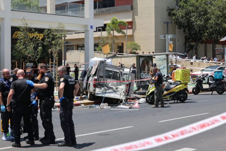 Hombre embiste con su auto y luego apuñala a peatones en Tel Aviv: Hay 8 personas heridas