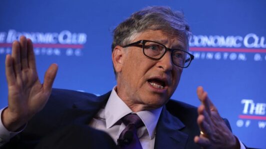 Bill Gates advierte una era “turbulenta” por la IA: plantea reservar empleos exclusivamente para personas