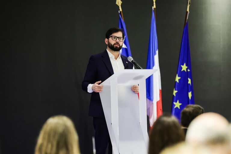 Presidente Boric justifica en París la necesidad de limitar la dependencia comercial de Chile con China