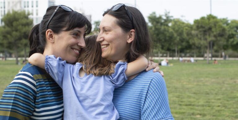 Italia comenzó a eliminar los nombres de madres lesbianas en los certificados de nacimiento de los niños