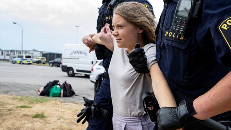 Greta Thunberg es acusada de desobedecer órdenes policiales durante una protesta en Suecia