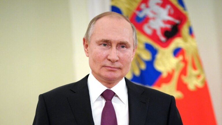 Vladimir Putin firma ley que prohíbe cirugía de cambio de sexo en Rusia