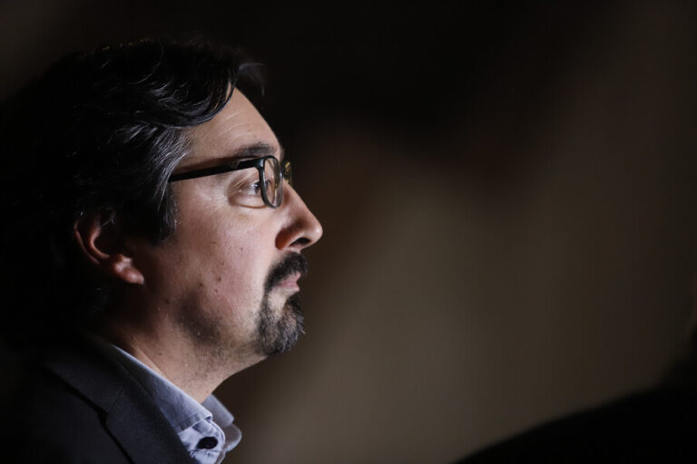 Caso Convenios: Revelan que Latorre fue alertado 10 días antes de la polémica en torno a Democracia Viva y el Minvu