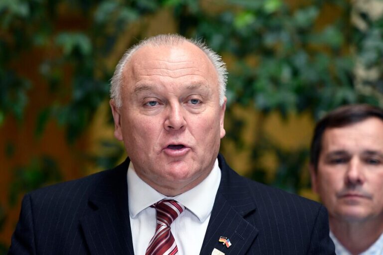 Becker y AC contra ministro Ávila: 